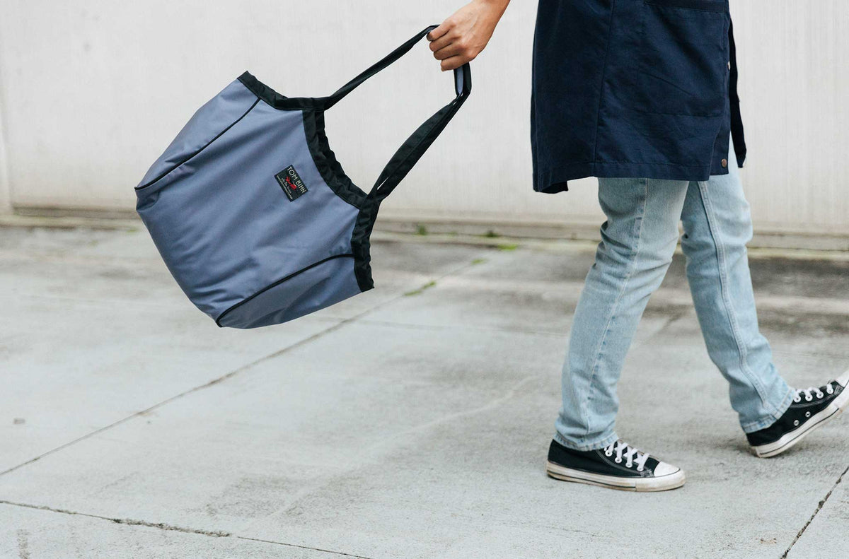 lifestyle visible^^Person carrying the Small Original Shop Bag in Dawn.