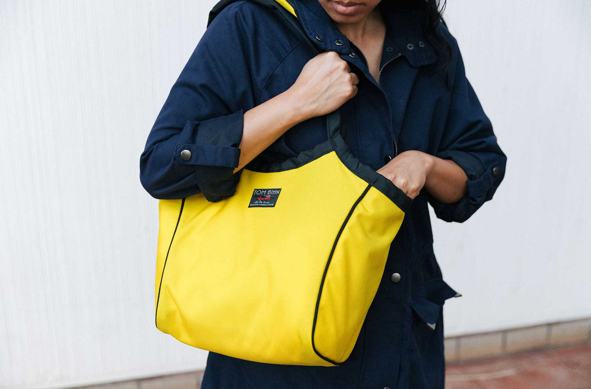 lifestyle visible^^Person carrying the Small Original Shop Bag in Canary.