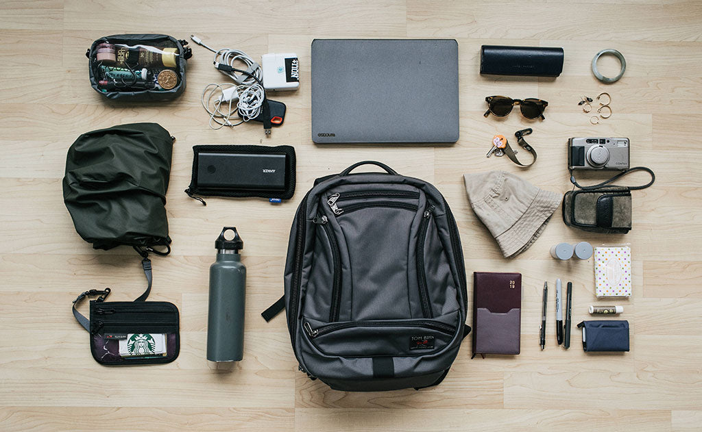 ^^Synik 22 with a typical load-out (laptop, water bottle, toiletries kit, glasses, camera, backup battery, jacket, phone, pens, charging cords,etc.)